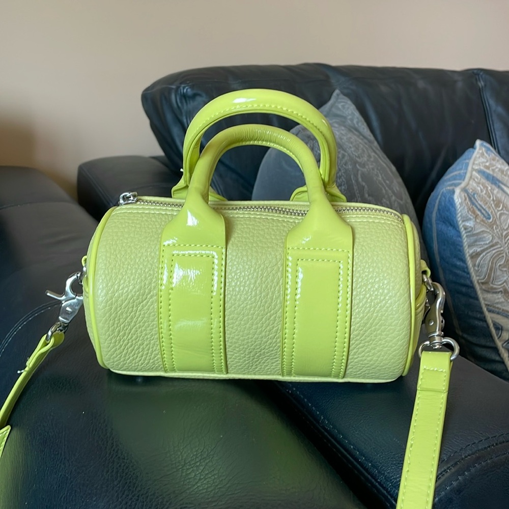 BEAUTIFUL GREEN URBAN OUTFITTERS PURSE WITH OVER THE SHOULDER REMOVABLE STRAP!
